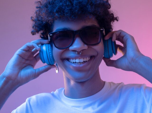 happy-guy-dark-skinned-guy-min happy-guy-dark-skinned-guy-min